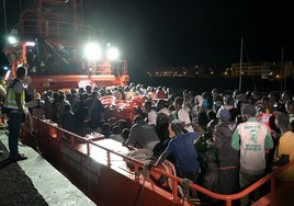 Dos cayucos llegan a El Hierro esta madrugada con 327 migrantes a bordo