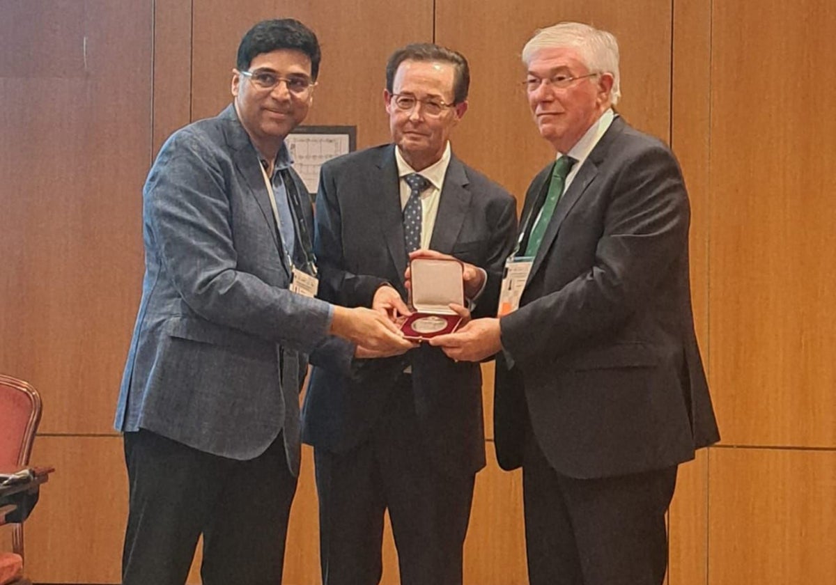 Viswanathan Anand, Félix Toribio y José Manuel Tofiño con la medalla de plata