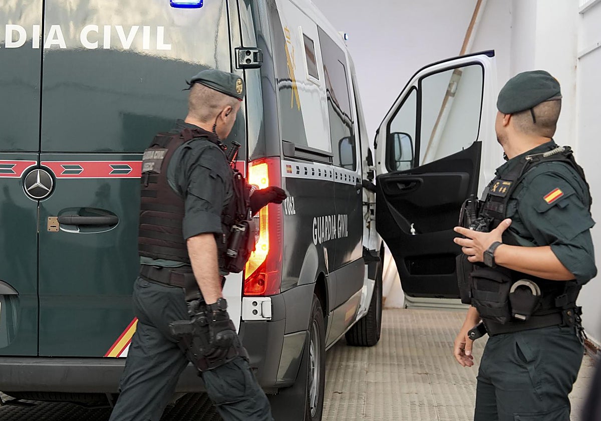 Karim entra en el furgón de la Guardia Civil