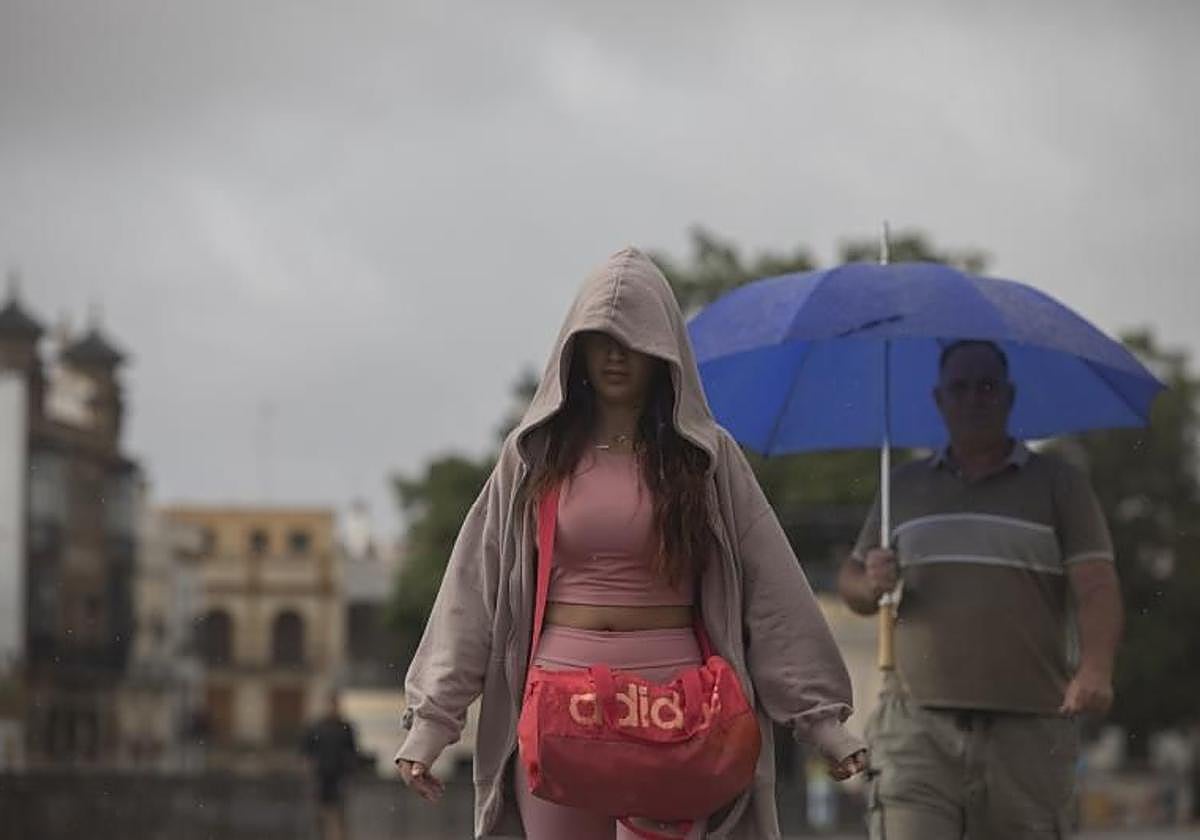 Viandantes bajo la lluvia en una imagen de archivo