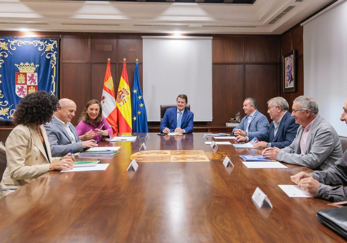 Alfonso Fernández Mañueco preside la reunión con los representantes de las organizaciones agrarias