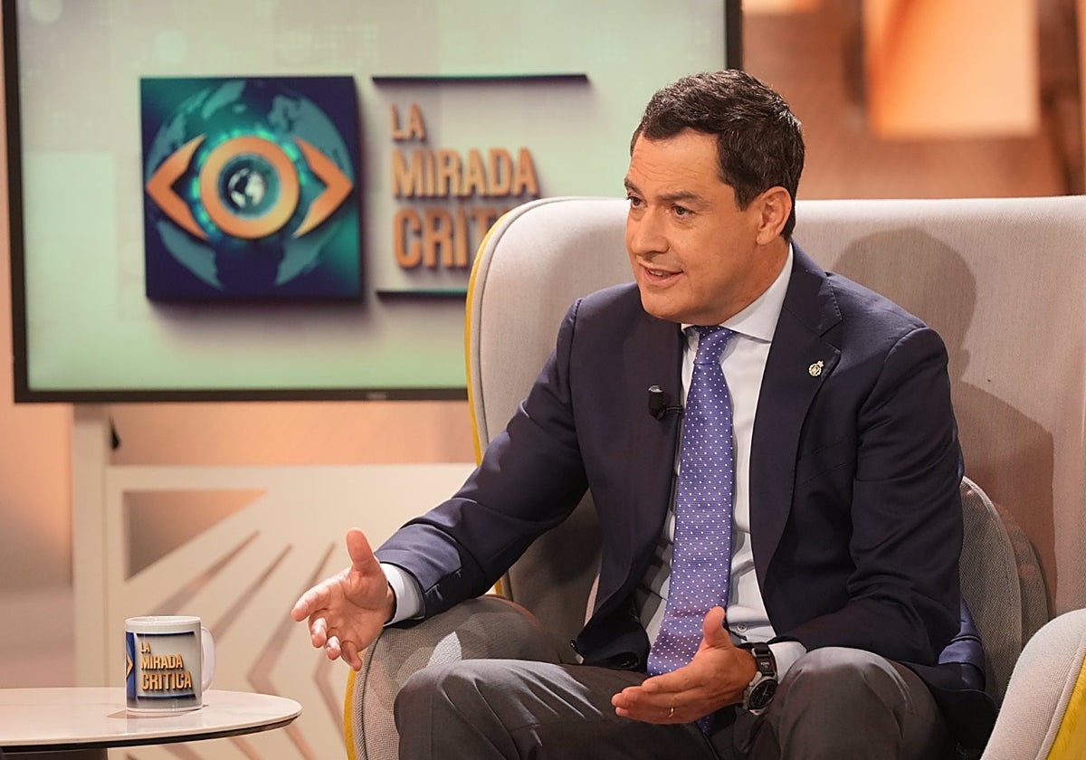 El presidente de la Junta de Andalucía, Juanma Moreno, en una entrevista este viernes en Telecinco