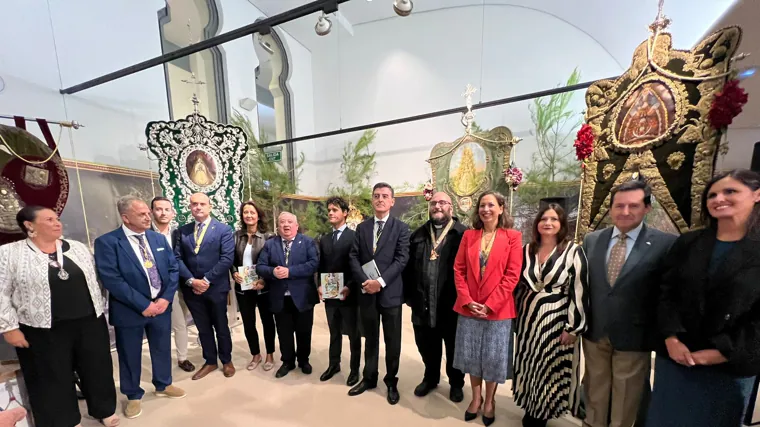 Foto de algunos de los participantes en la inauguración de la muestra