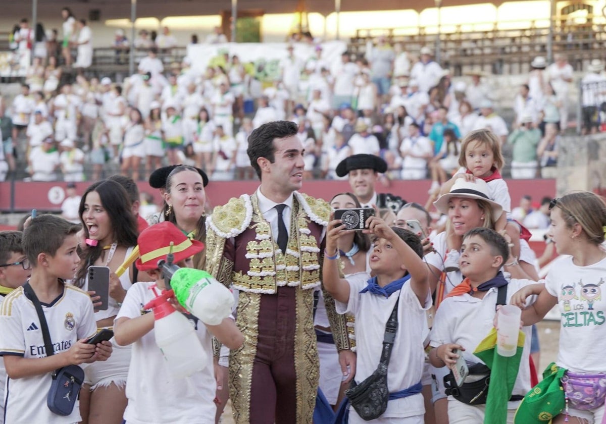 Rufo, rodeado de chavales, en uno de sus triunfos