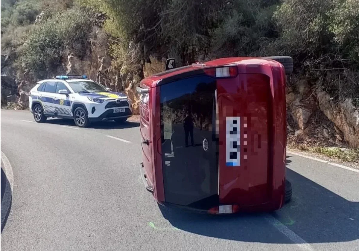 El vehiculo volcado en la carreta de Xábia (Alicante), junto a otro de la Policía Local, en una imagen difundida en sus redes