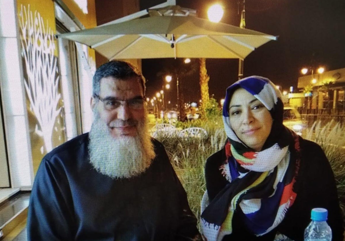 Hanan Serroukh en Tánger con Mohamed Fizzazi, líder salafista condenado por el atentado de Casablanca.