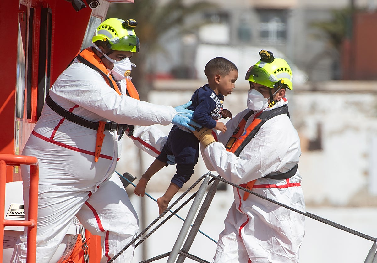 Desembarco en Puerto del Rosario,  Fuerteventura, de 94 personas rescatadas, entre ellas  dos niños.