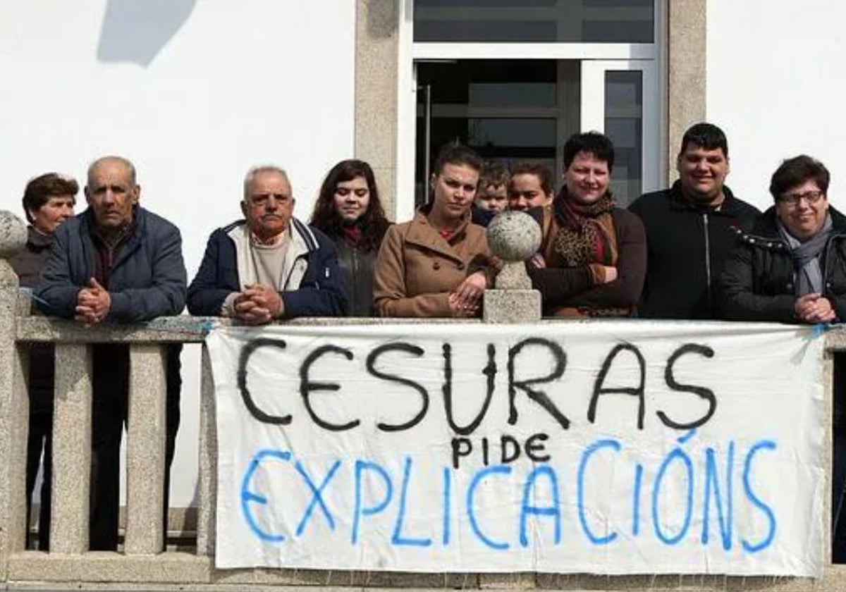 Vecinos de Cesuras piden explicaciones antes de la fusión en el año 2012
