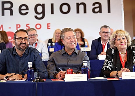 Imagen secundaria 1 - Asistentes al Comité Regional del PSOE que se ha celebrado este sábado en Toledo y en el que los asistentes han mostrado su apoyo total a Emiliano García-Page
