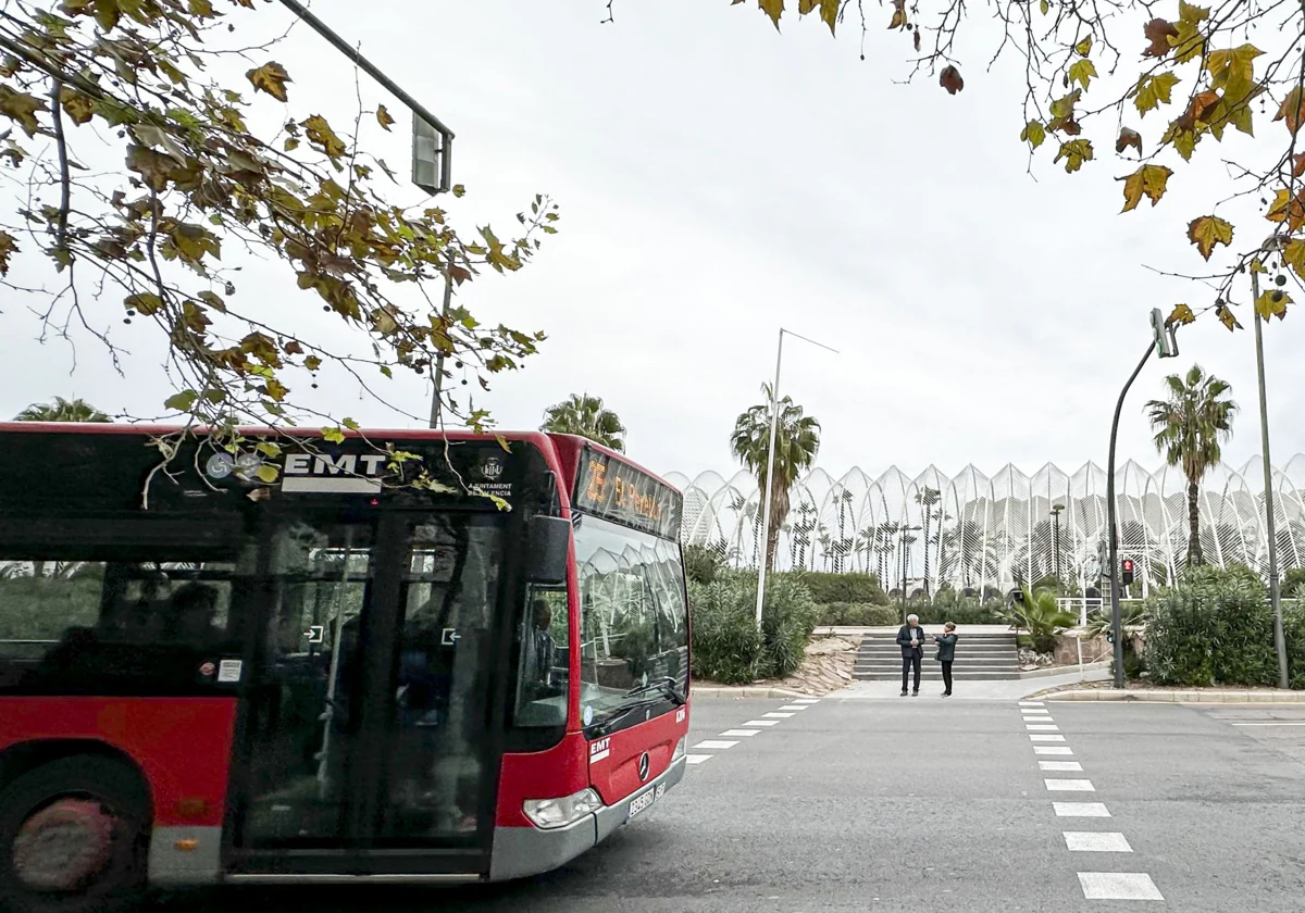 Imagen de un autobús de la EMT en Valencia