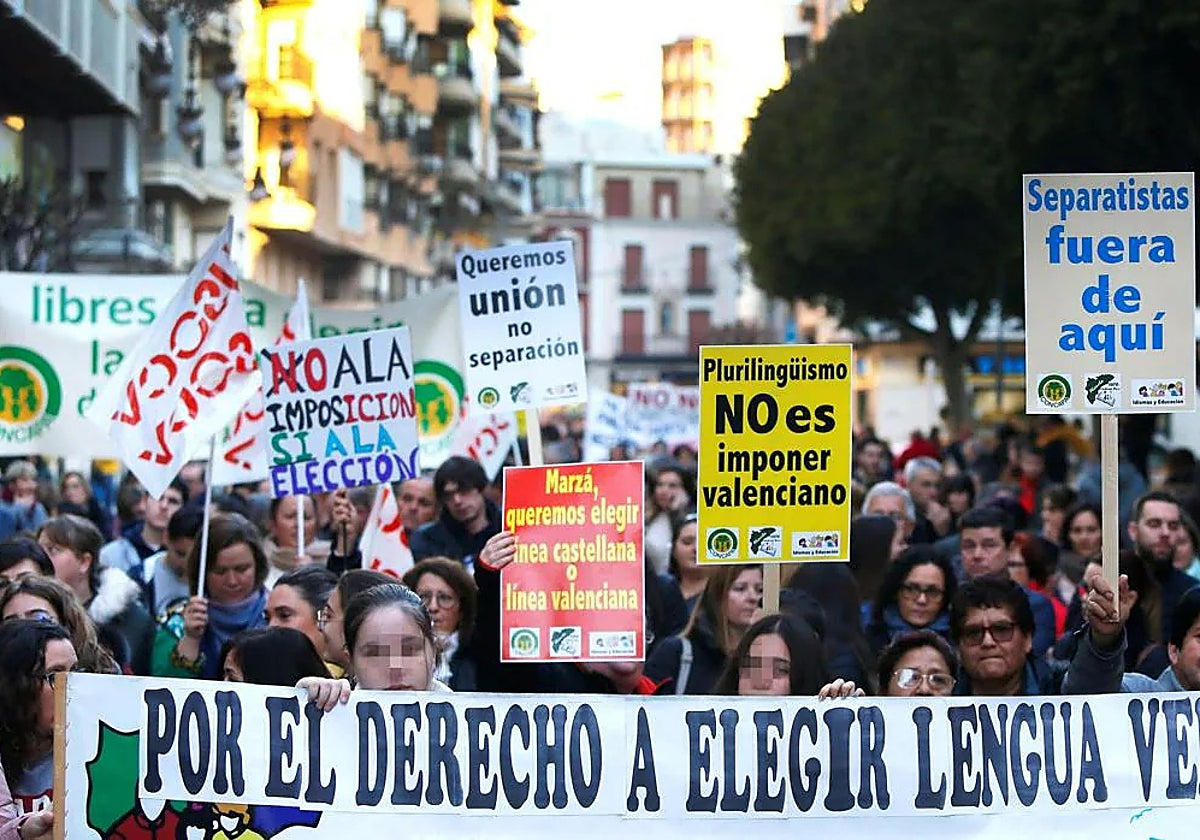 Manifestación multitudinaria en Orihuela en 2020 contra la Ley de Plurilingüismo que ahora ha derogado Carlos Mazón