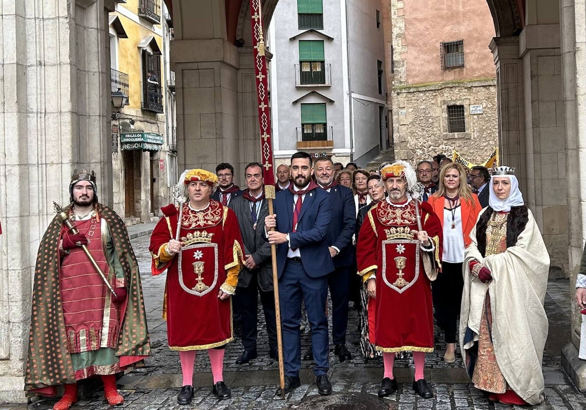 Autoridades durante el desfile con el Pendón de Alfonso VIII bajo los soportales del consistorio