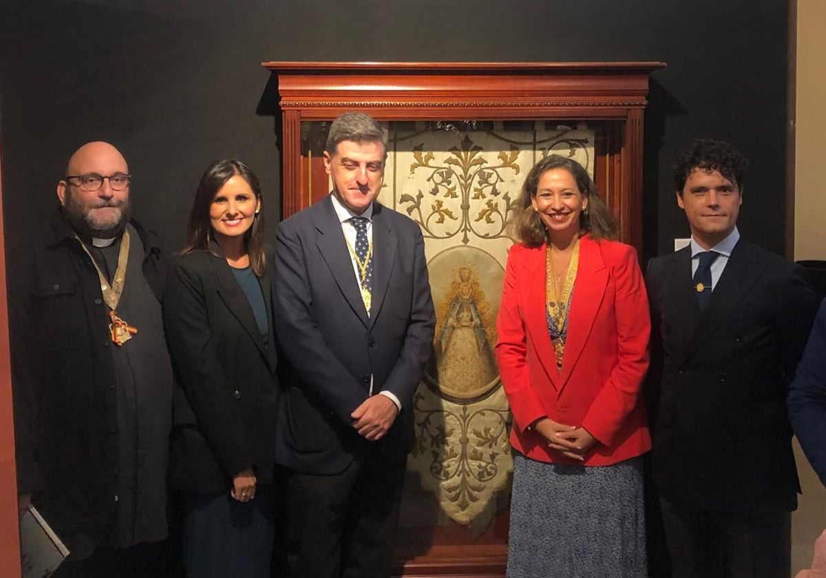 La hermana mayor del Rocío de Córdoba, segunda por la derecha, junto a Miguel Abellán, el presidente de la Matriz de Almonte y el capellán de camino, ante el Simpecado de Córdoba, este viernes en Madrid