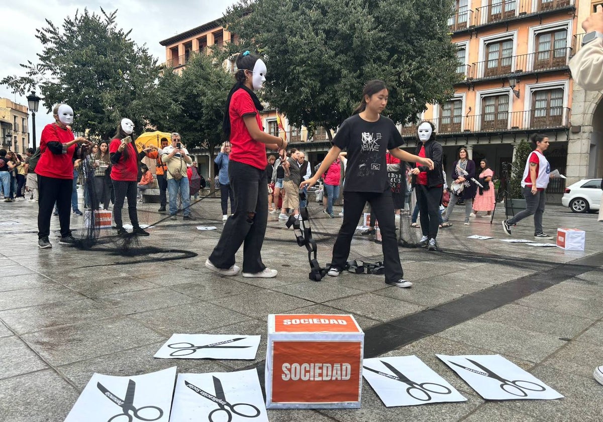 Algunos de los voluntarios que han participado en la performance para denunciar la trata de mujeres