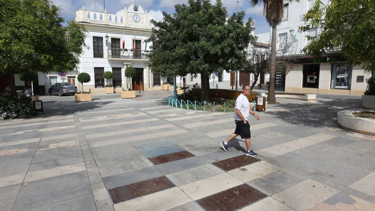 Plaza de Andalucía en Montalbán, con el Ayuntamiento al fondo