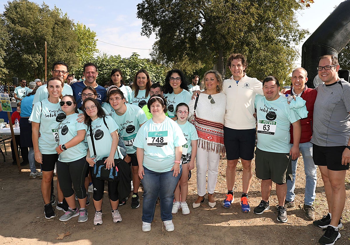 Autoridades y miembros de Down Toledo en el paseo de Safont de Toledo