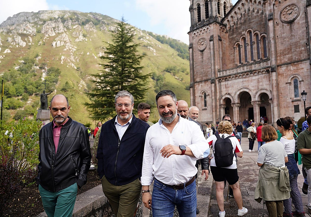 El presidente de Vox, Santiago Abascal, este domingo, de visita en el santuario de Covadonga (Asturias)