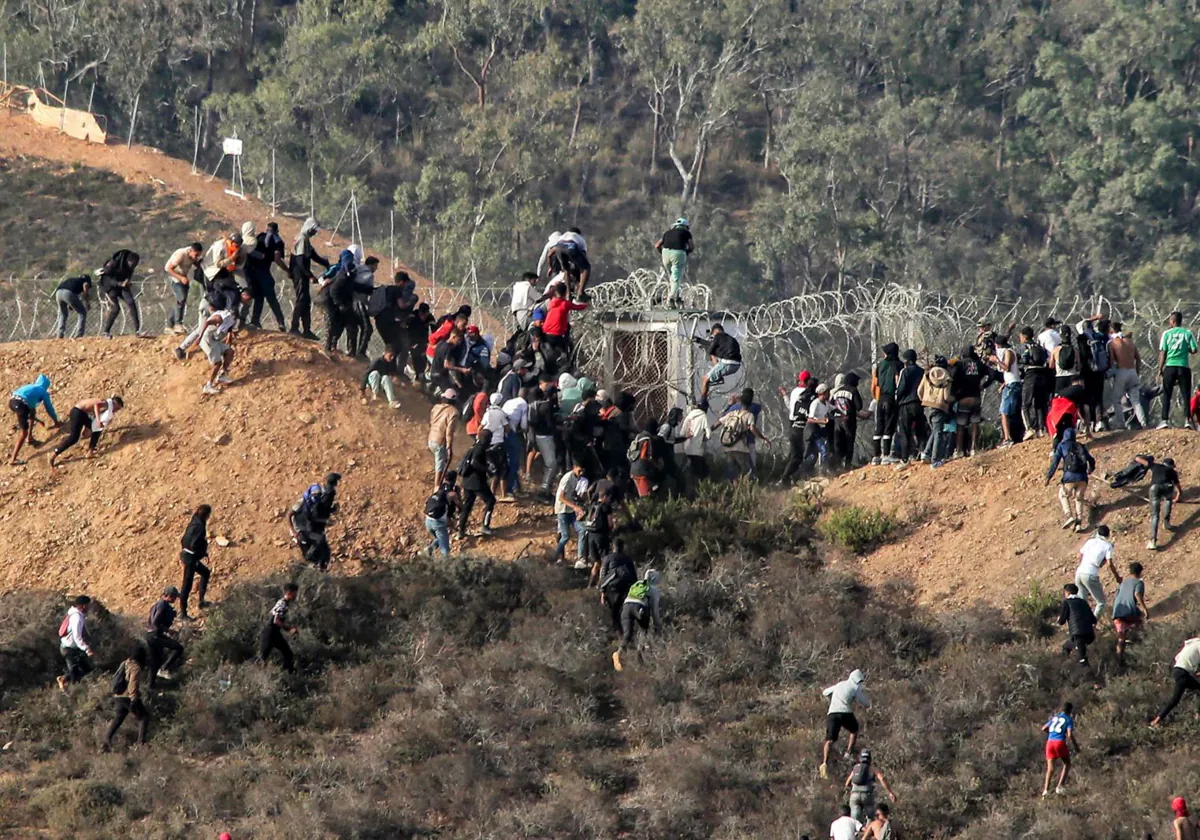 Migrantes tratan de entrar en Ceuta el pasado 17 de septiembre