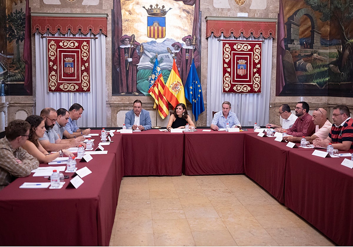Reunión de la vicepresidenta y varios dirigentes de la Diputación de Castellón con representantes del sector ganadero