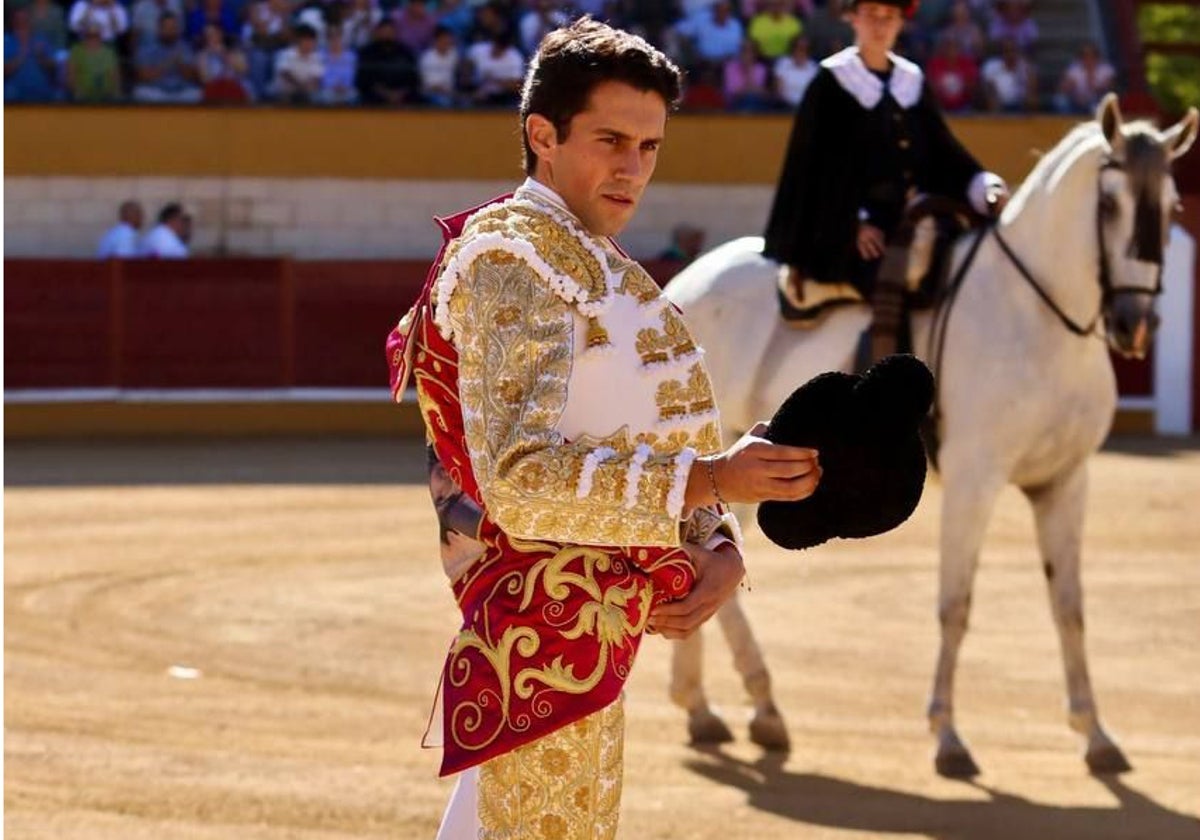 Jorge Molina, de blanco y oro, el día de su alternativa en Madridejos