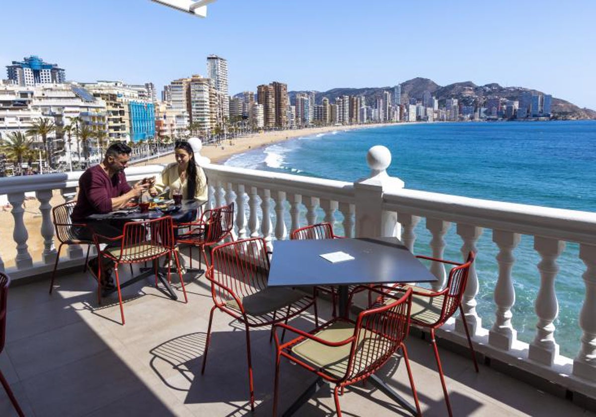 Imagen de archivo de una pareja joven en el mirador de la playa en Benidorm