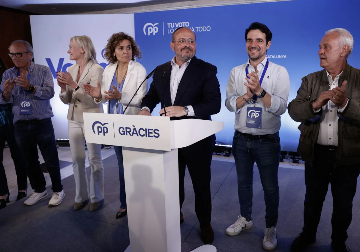 Alejandro Fernández, junto a otros dirigentes del PP catalán, la noche electoral del 12 de mayo