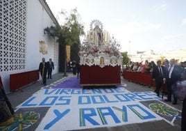 Fotos: la elegante salida de la Virgen del Rayo por las calles del Campo de la Verdad de Córdoba