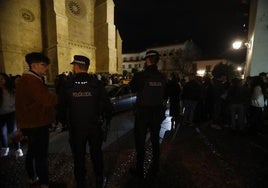 Velá de Santa Marina en Córdoba: la Policía multa a 10 personas por hacer botellón y a 16 por orinar en la calle