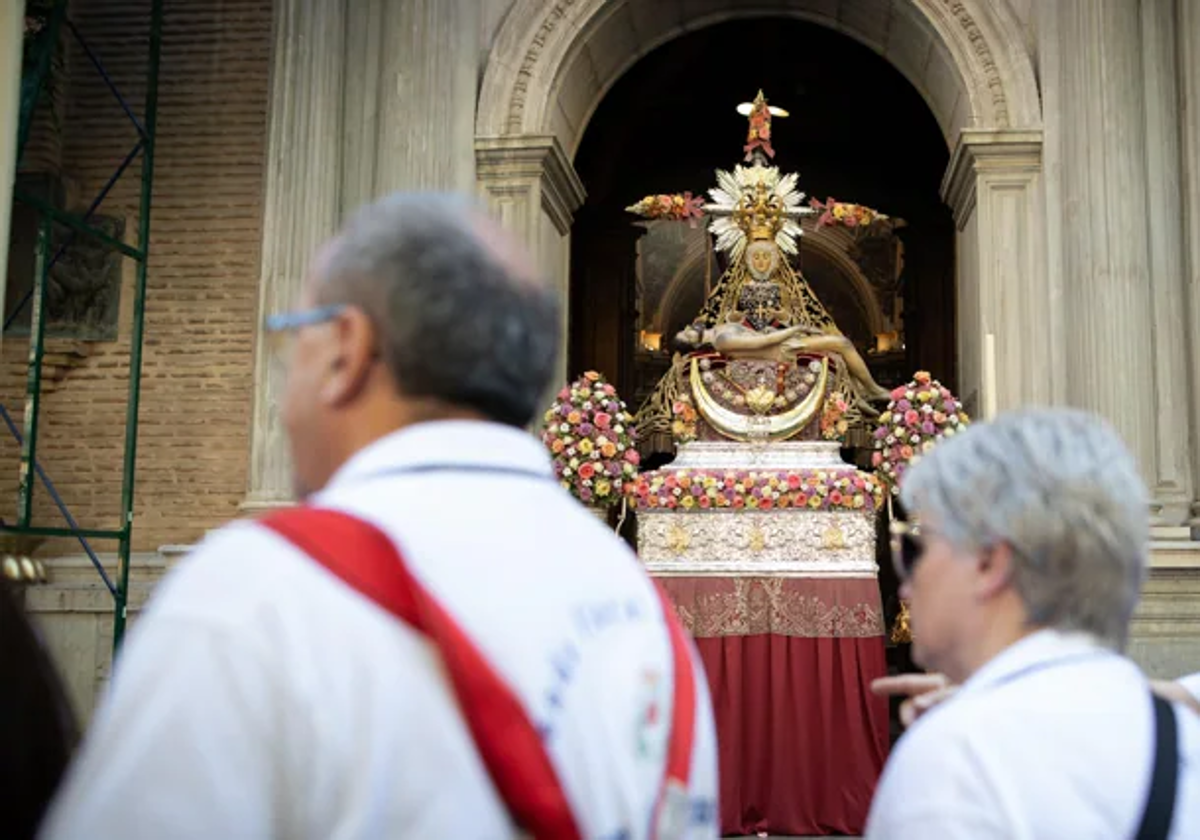 La imagen de la Virgen de las Angustias, en la puerta de su basílica, durante la ultima ofrenda floral