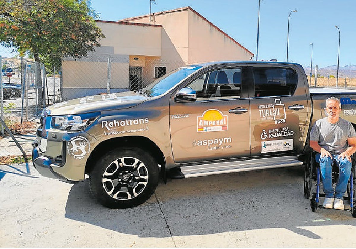 Ángel de Propios, junto al vehículo rotulado para el viaje en una foto cedida por Aspaym