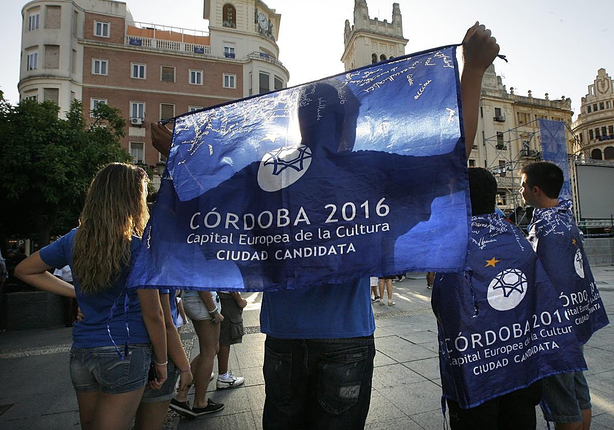 Varias personas en Las Tendillas el 28 de junio de 2011, cuando se supo que Córdoba no sería Capital Cultural