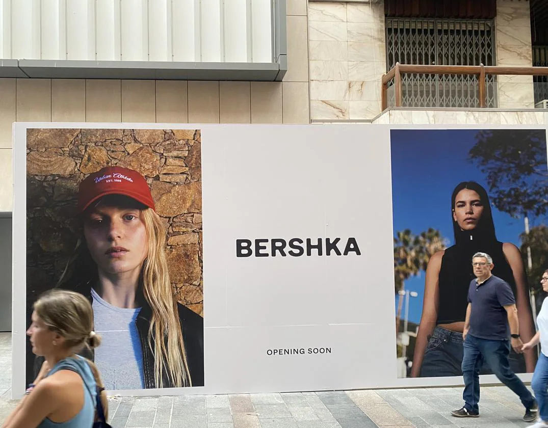 Cartel que anuncia la apertur de Bershka en el nuevo centro comercial de Jesús María