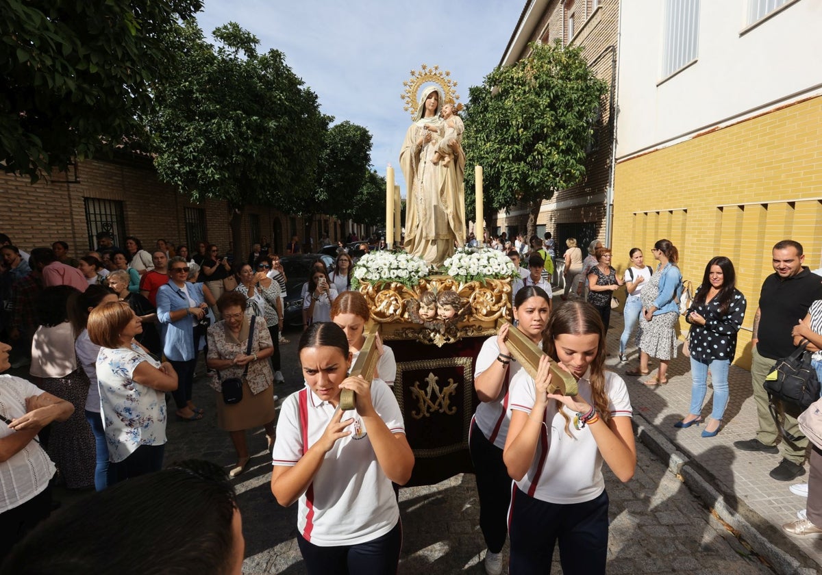 Alumnas portando a la Virgen de la Merced, en septiembre del año pasado