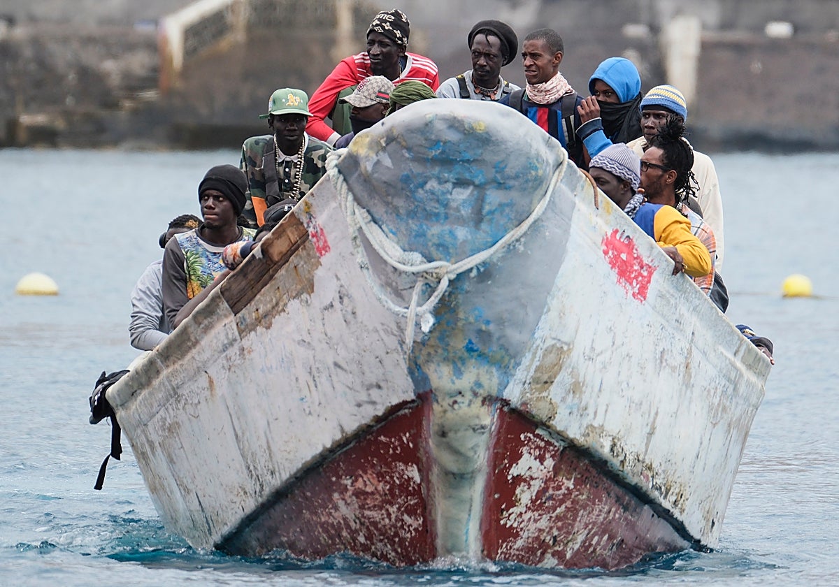 Un cayuco con 80 migrantes es remolcado  al puerto de Los Cristianos, en Tenerife, el pasado jueves