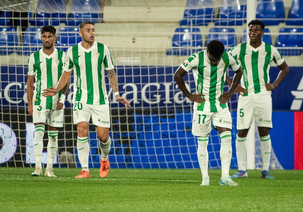 Los jugadores blanquiverdes se lamentan tras encajar un gol en Huesca