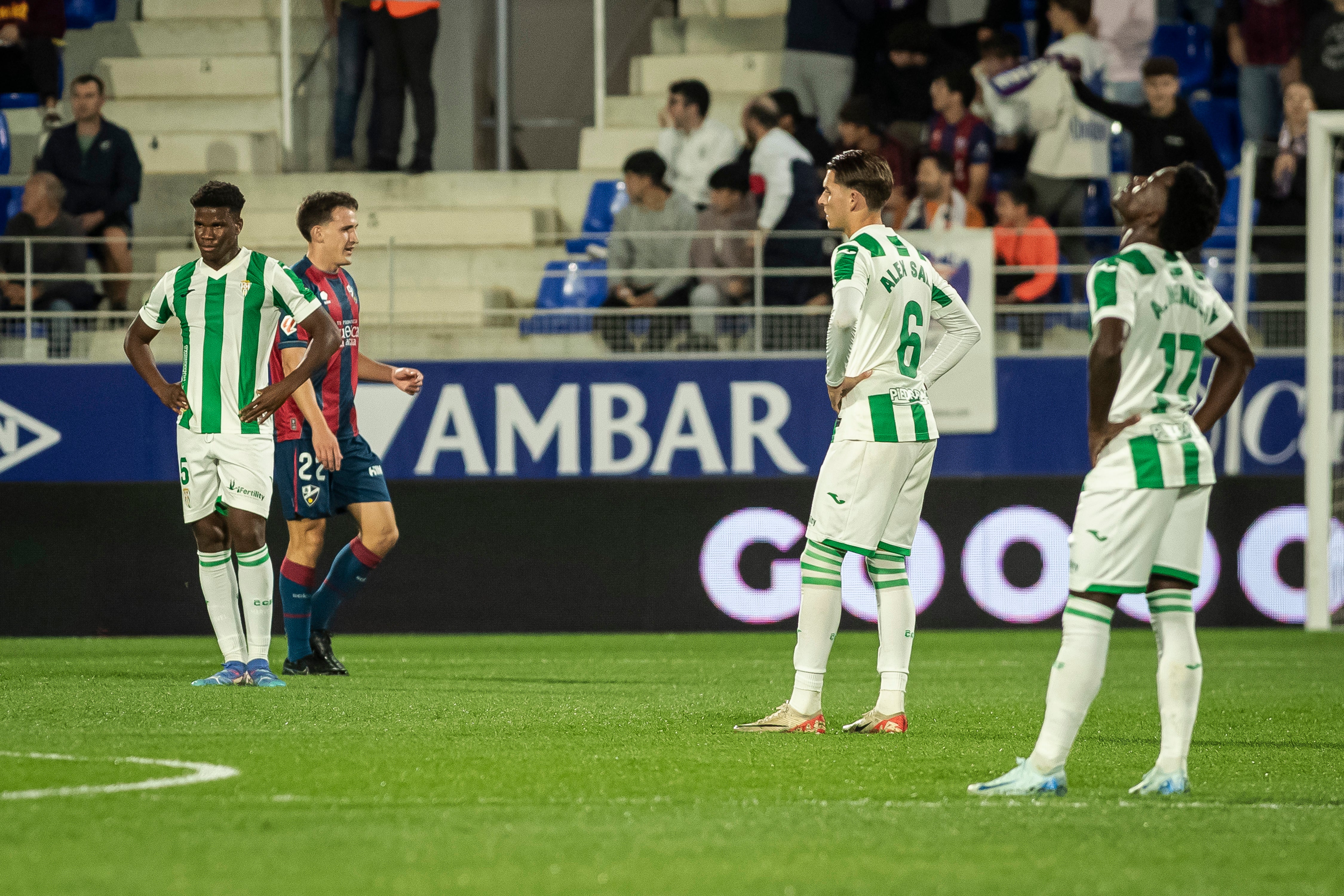 La severa derrota del CórdobaCF en Huesca, en imágenes