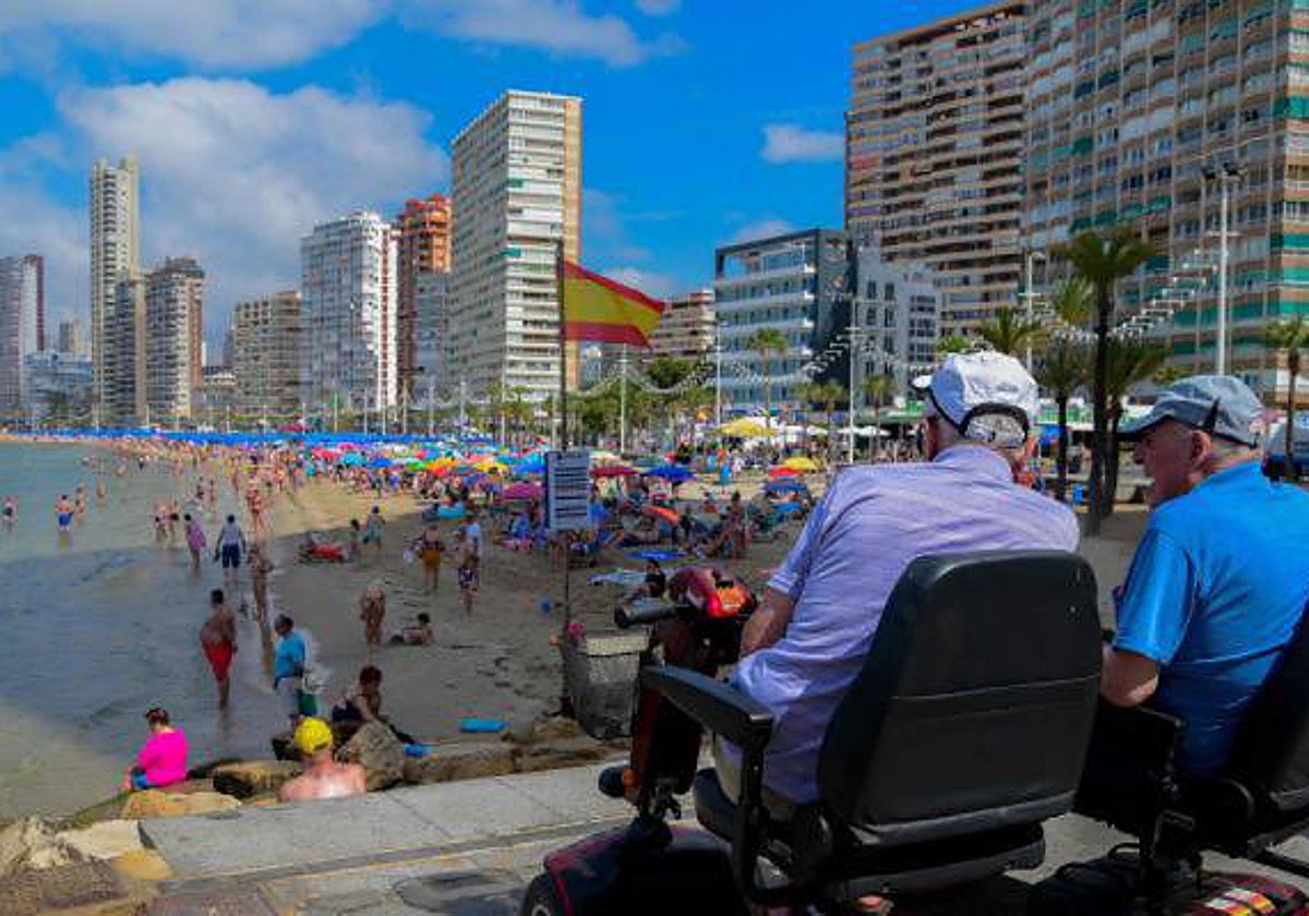 Dos personas mayores junto a la playa