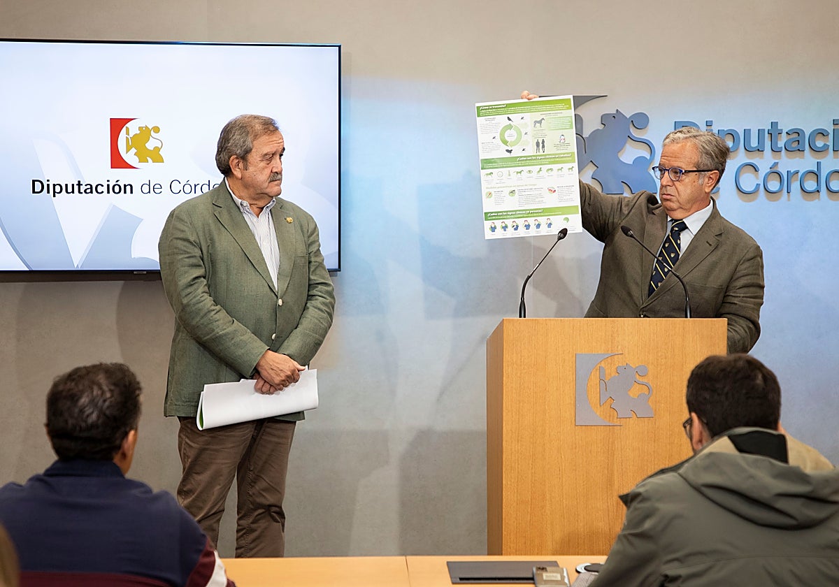 Fuentes sujeta un cartel informativo junto al presidente del Colegio de Veterinarios de Córdoba