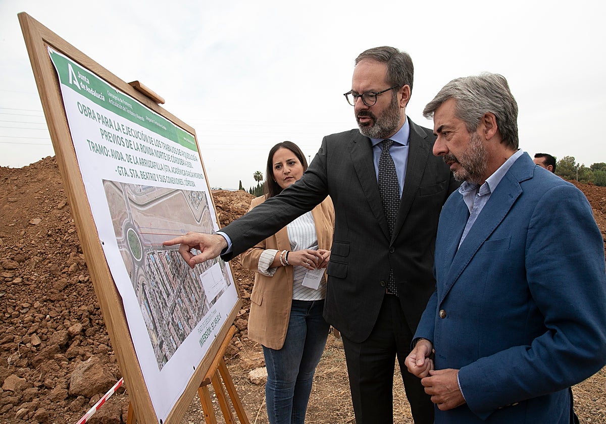 Adolfo Molina junto a Miguel Torrico y Carmen Granados observan un mapa del proyecto