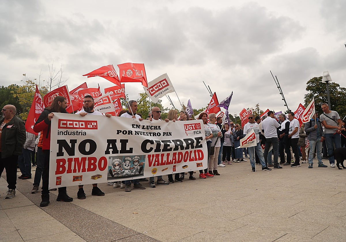 Trabajadores de Bimbo durante la concentración ante las Cortes de Castilla y León
