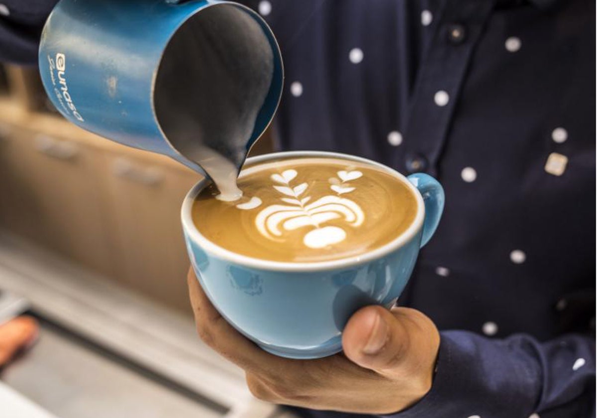 Un camarero sirve un café con habilidad artística, en una imagen de archivo