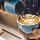La forma de pedir un café en España que enfada a los camareros: «Es un nivel de cuñado experimentado»