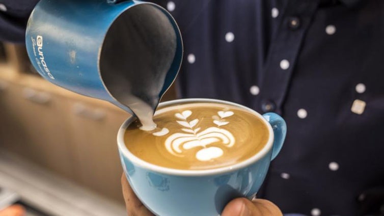 La forma de pedir un café en España que enfada a los camareros: «Es un nivel de cuñado experimentado»