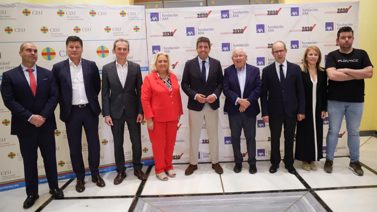 Autoridades y particpiantes en el foro en el que se ha presentado el sondeo sobre la carrera espacial, este martes en Valencia