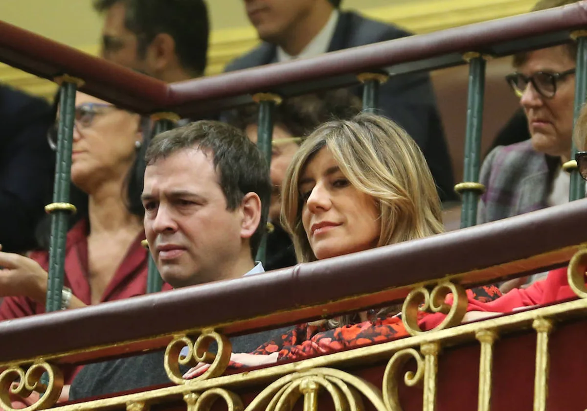 El hermano del presidente del Gobierno, David Sánchez, junto a Begoña Gómez en el Congreso