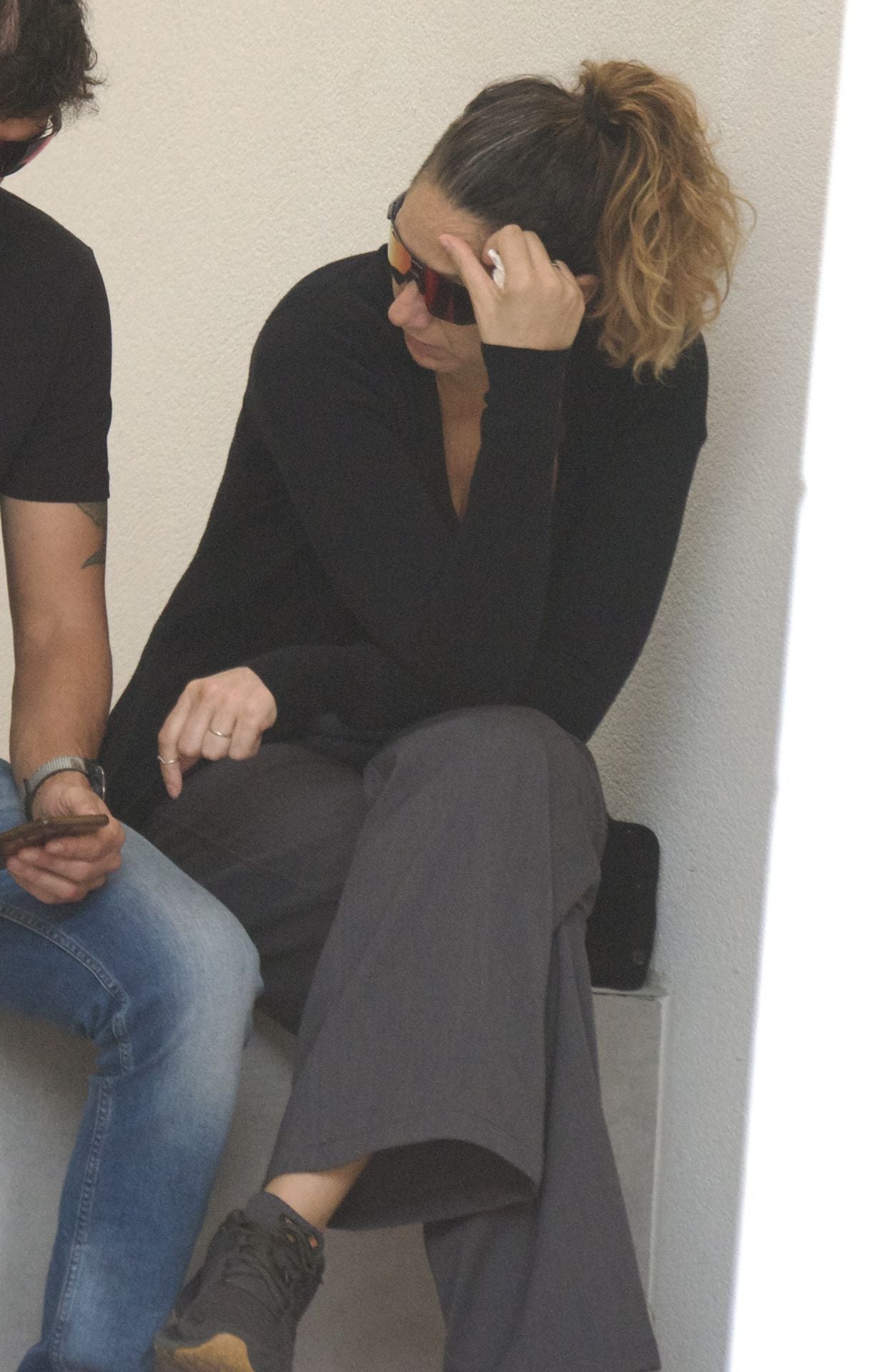 Elia, hija de Julián Muñoz y Mayte Zaldívar, en el velatorio de su padre en MarbelLa