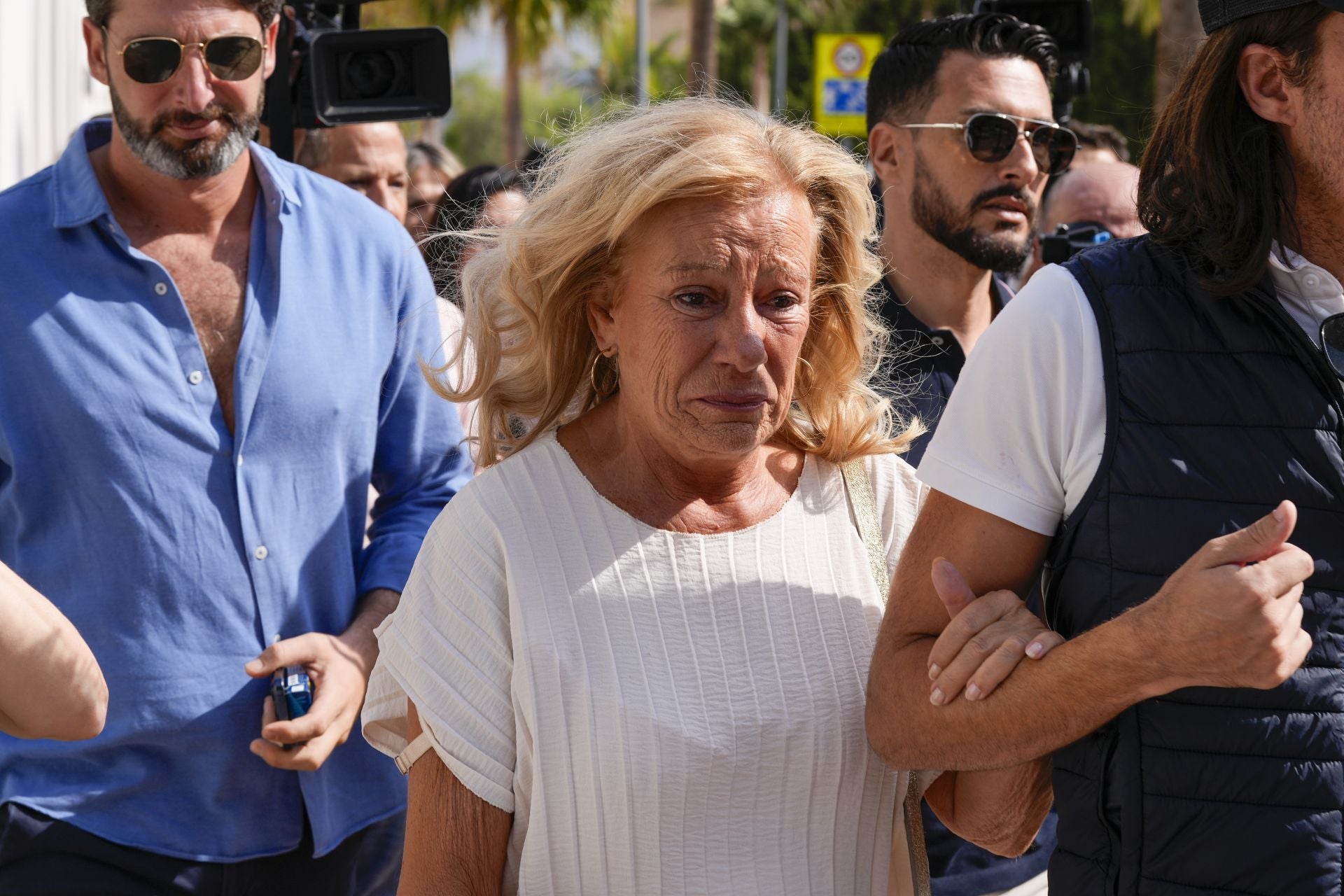 Marisol Yagüe, sucesora de Julián Muñoz en la alcaldía, llega emocionada al tanatorio de Marbella