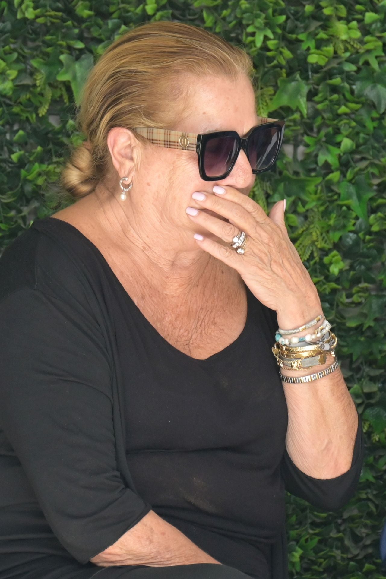 Mayte Zaldívar, viuda de Julián Muñoz, muy emocionada en el tanatorio de Marbella donde velan su cadáver