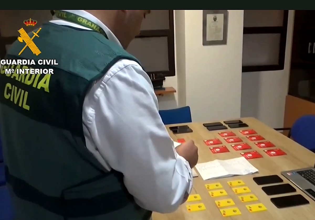 Un guardia civil, ante material intervenido a esta trama