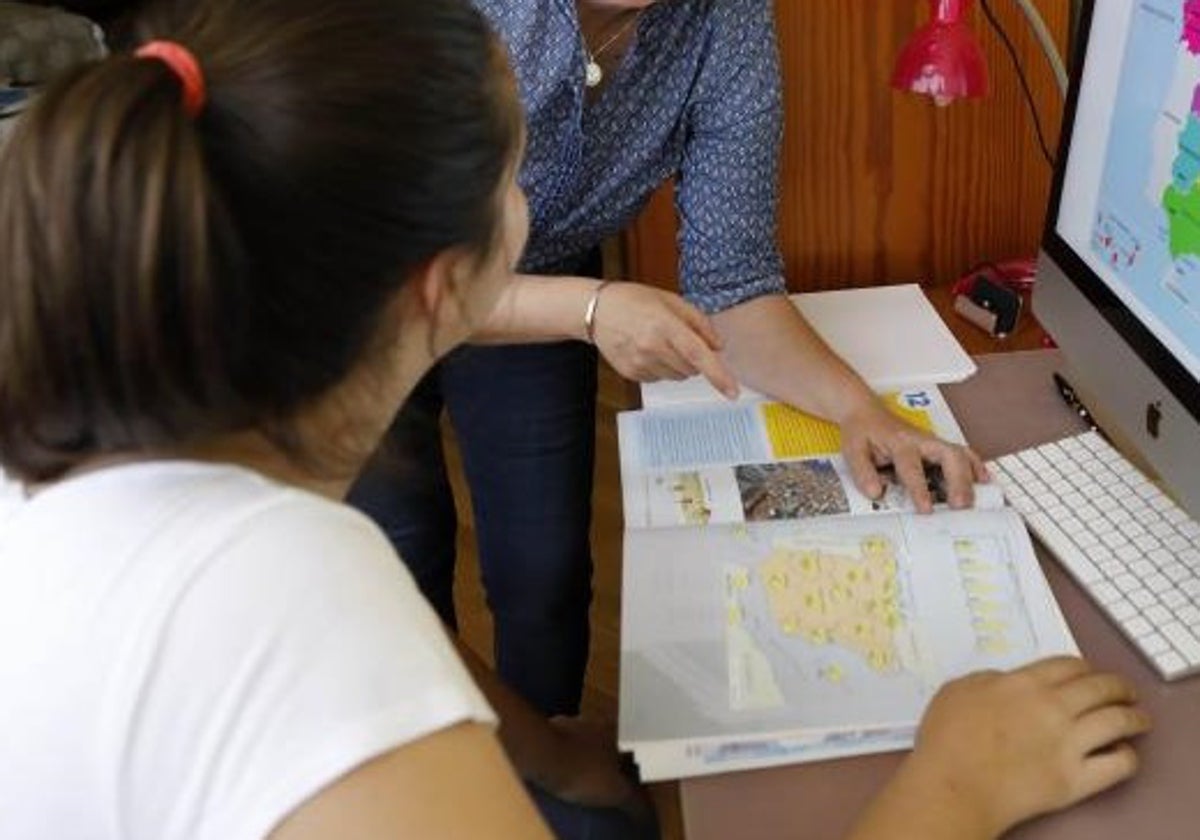 Una estudiante estudia con material escolar en valenciano